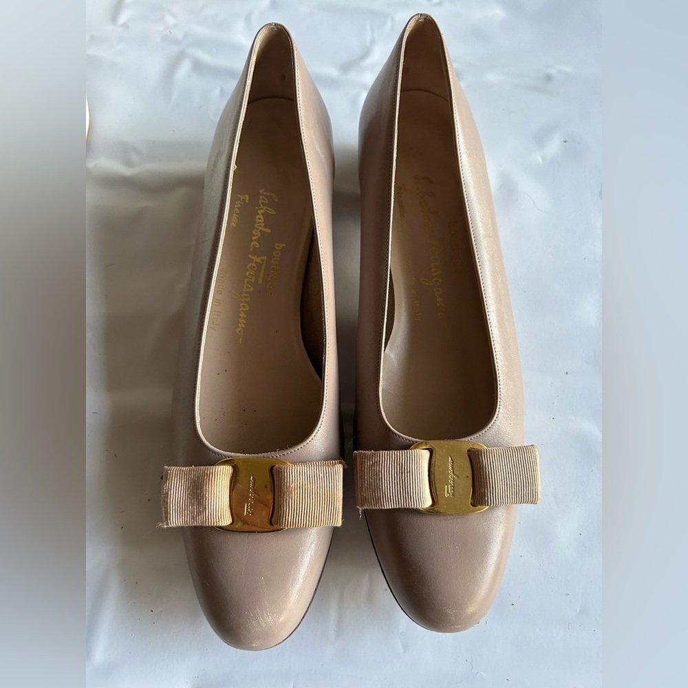 Bow-Accent Nude Leather Ballet Flats (narrow)